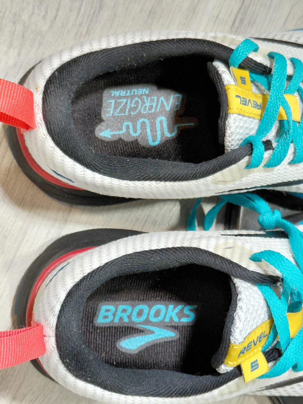Brooks Womens Revel 5.0 Knit Running Sneakers with Teal Laces White Black SIZE 6